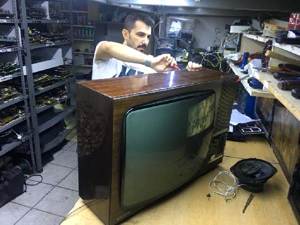 60 yıllık siyah-beyaz televizyonu tamir etti, 20 bin liraya satmak istiyor