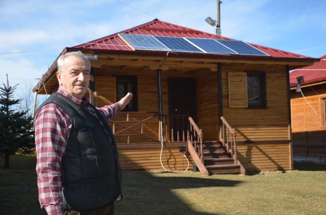 Evine koyduğu güneş panelleri sayesinde 15 yıldır elektrik faturası ödemiyor