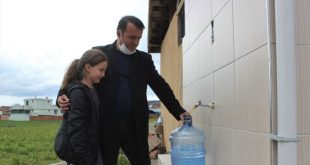 Köy Muhtarı bir liraya damacana su satıp 13 öğrenciye burs verdi