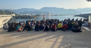 Denizde yakalanan düzensiz göçmenler karaya çıkarıldı